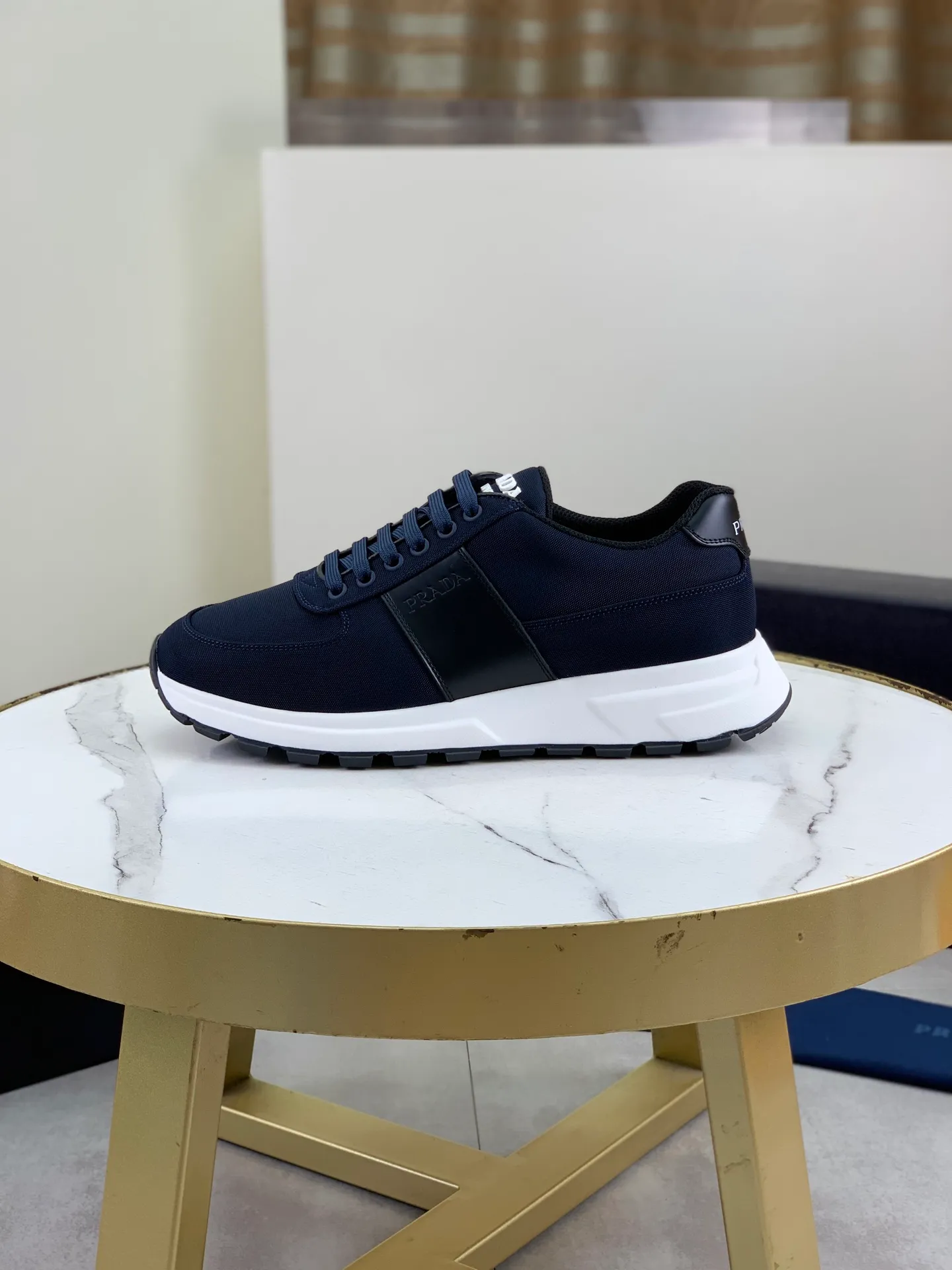 Factory price P660, top version, original order PRADA Prada's new casual sports shoes, original purchase, development and production, Prada men's classic series, technical breathable fabrics with cowhide, casual sports shoes, casual sports dad shoes, combined with high-tech breathable materials and cowhide, P's exclusive button decoration on the side. The outsole is full of P italic design and bright colors to show vitality and continue the brand design inspiration. Stroll around the city lightly and feel free and comfortable. Exquisite packaging at the delivery counter 🛍📦 ▪️Fabric: Original customized pebbled calfskin ▪️Inner lining: Cowhide lining ➕Cowhide feet ▪️Outsole: Mold evacuated PU+TPU material ▪️Sole thickness: 3.5CM ▪️Size: Men's 39-45 (38 46 can be customized) 2️⃣ colors available